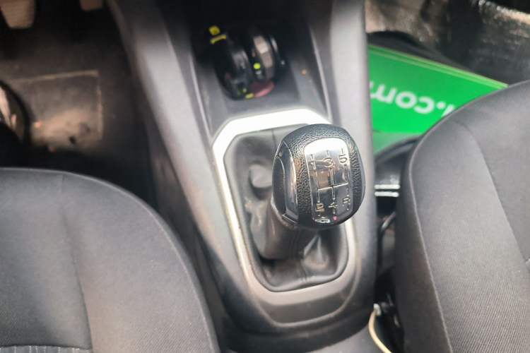 Used Citroen Elysee 2015 Zhishang Edition 1.6L Manual Fashion Model Gear Lever