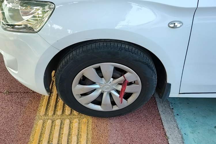 Used Citroen Elysee 2015 Zhishang Edition 1.6L Manual Fashion Model Left Front Wheel Hub