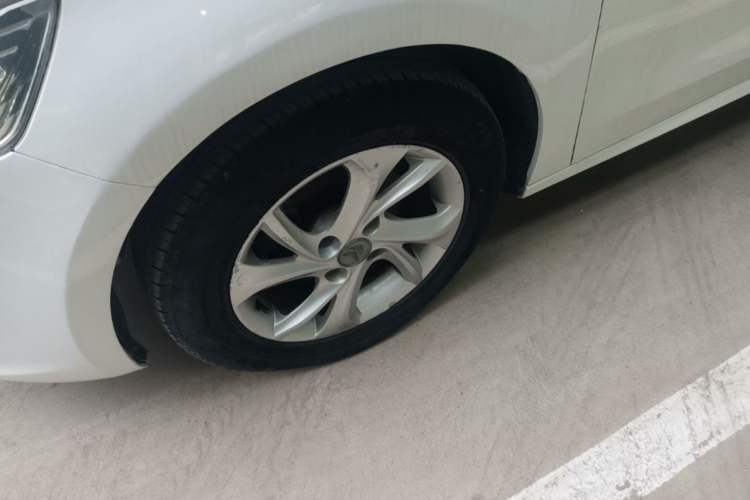 Used Citroen Elysee 2015 Zhishang Edition 1.6L Manual Fashion Model Left Front Wheel Hub