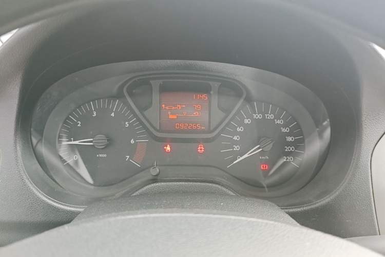 Used Citroen Elysee 2015 Zhishang Edition 1.6L Manual Fashion Model Odometer Close Up