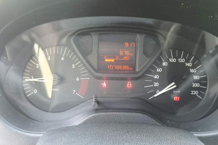 Used Citroen Elysee 2015 Zhishang Edition 1.6L Manual Fashion Model Odometer Close Up