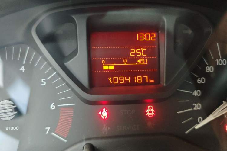 Used Citroen Elysee 2015 Zhishang Edition 1.6L Manual Fashion Model Odometer Close Up