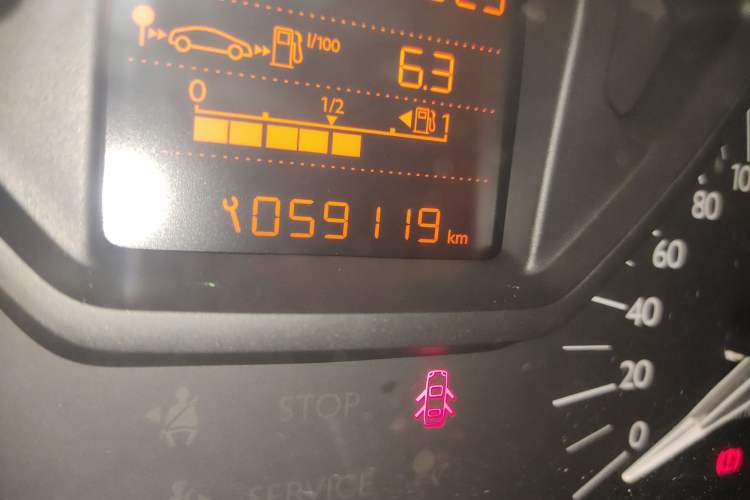 Used Citroen Elysee 2015 Zhishang Edition 1.6L Manual Fashion Model Odometer Close Up
