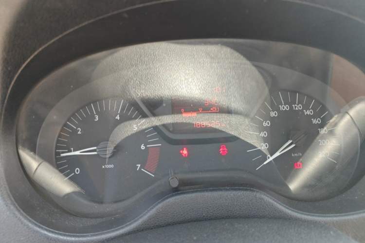Used Citroen Elysee 2015 Zhishang Edition 1.6L Manual Fashion Model Odometer Close Up