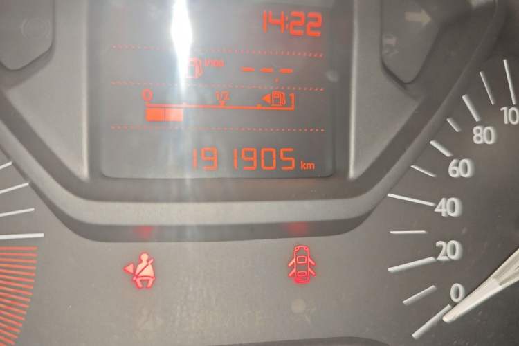 Used Citroen Elysee 2015 Zhishang Edition 1.6L Manual Fashion Model Odometer Close Up
