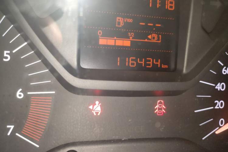 Used Citroen Elysee 2015 Zhishang Edition 1.6L Manual Fashion Model Odometer Close Up
