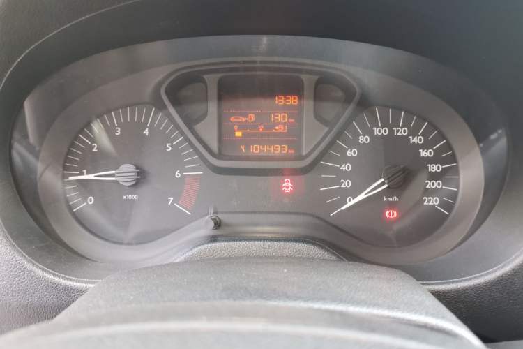 Used Citroen Elysee 2015 Zhishang Edition 1.6L Manual Fashion Model Odometer Close Up