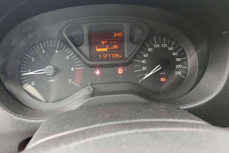 Used Citroen Elysee 2015 Zhishang Edition 1.6L Manual Fashion Model Odometer Close Up