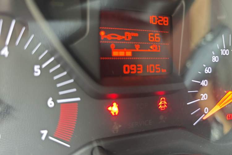 Used Citroen Elysee 2015 Zhishang Edition 1.6L Manual Fashion Model Odometer Close Up