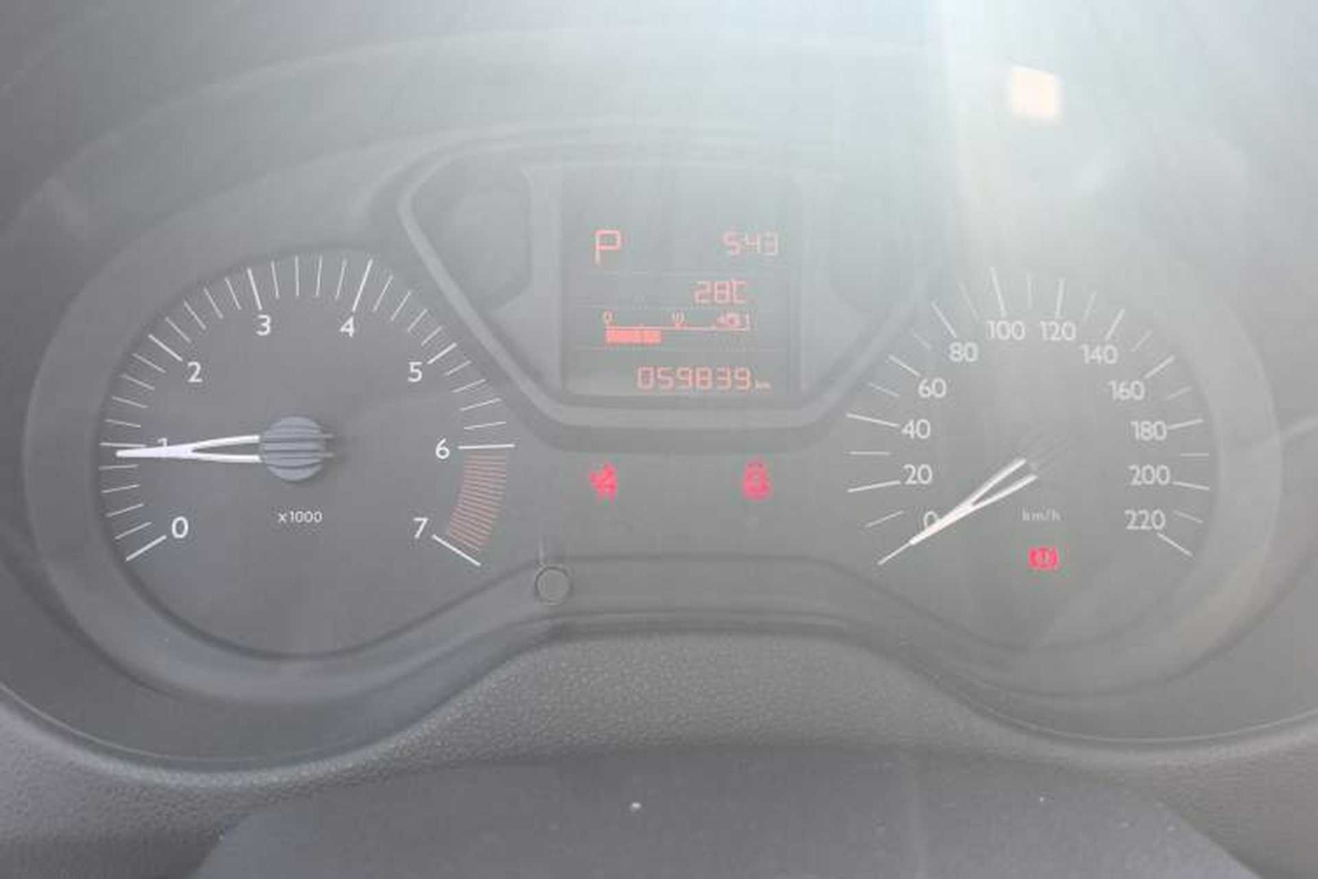 Used Citroen Elysee 2015 Qishang Edition 1.6L Automatic Fashion Model Odometer Close Up