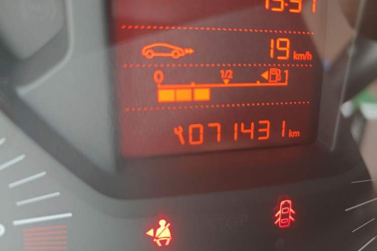 Used Citroen Elysee 2015 Zhishang Edition 1.6L Manual Fashion Model Odometer Close Up