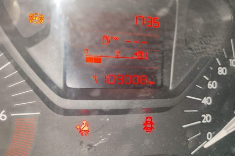 Used Citroen Elysee 2015 Zhishang Edition 1.6L Manual Fashion Model Odometer Close Up
