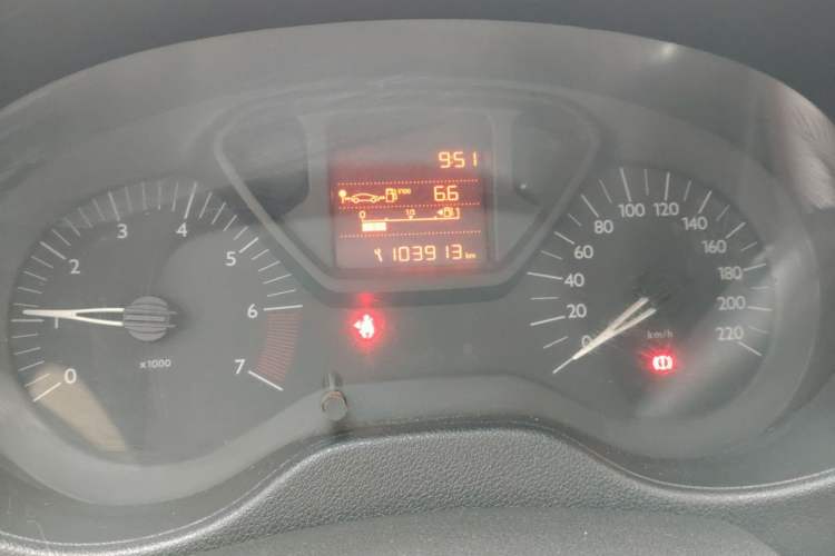 Used Citroen Elysee 2015 Zhishang Edition 1.6L Manual Fashion Model Odometer Close Up