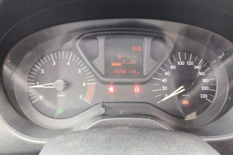 Used Citroen Elysee 2015 Zhishang Edition 1.6L Manual Fashion Model Odometer Close Up