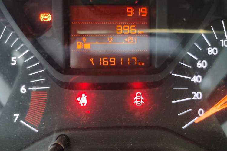 Used Citroen Elysee 2015 Zhishang Edition 1.6L Manual Fashion Model Odometer Close Up