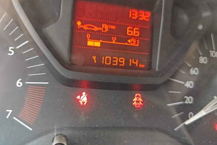 Used Citroen Elysee 2015 Zhishang Edition 1.6L Manual Fashion Model Odometer Close Up