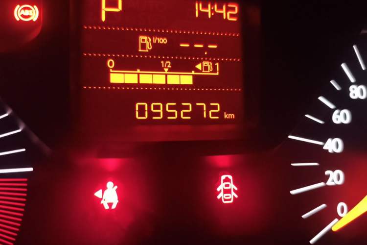Used Citroen Elysee 2015 Qishang Edition 1.6L Automatic Fashion Model Odometer Close Up