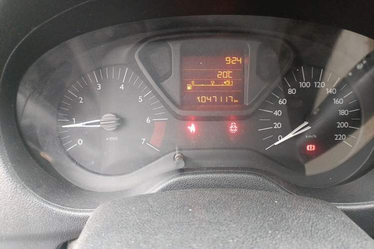 Used Citroen Elysee 2015 Zhishang Edition 1.6L Manual Fashion Model Odometer Close Up