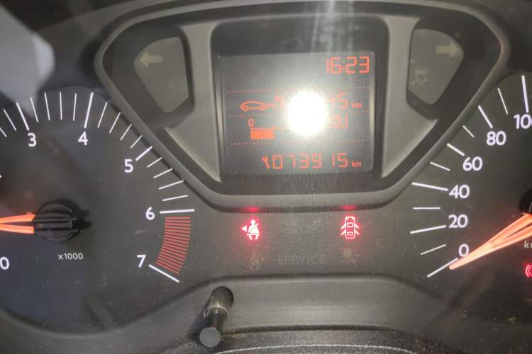 Used Citroen Elysee 2015 Zhishang Edition 1.6L Manual Fashion Model Odometer Close Up