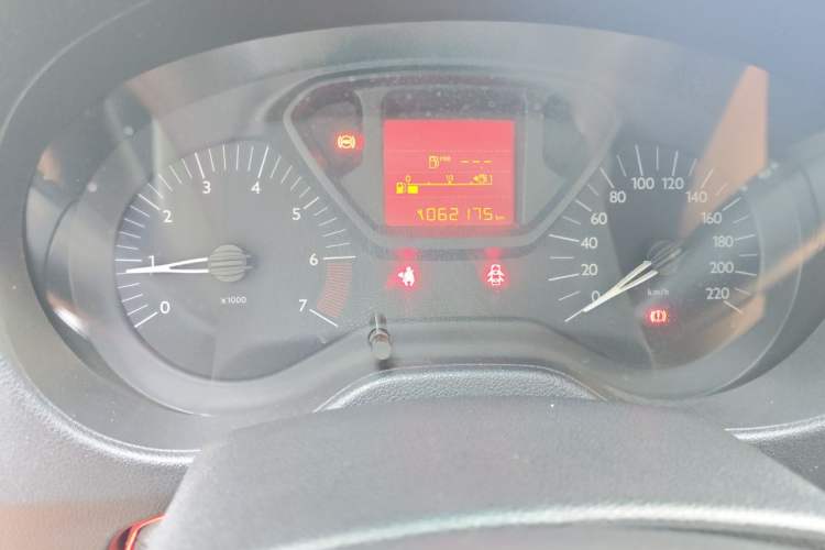 Used Citroen Elysee 2015 Zhishang Edition 1.6L Manual Fashion Model Odometer Close Up