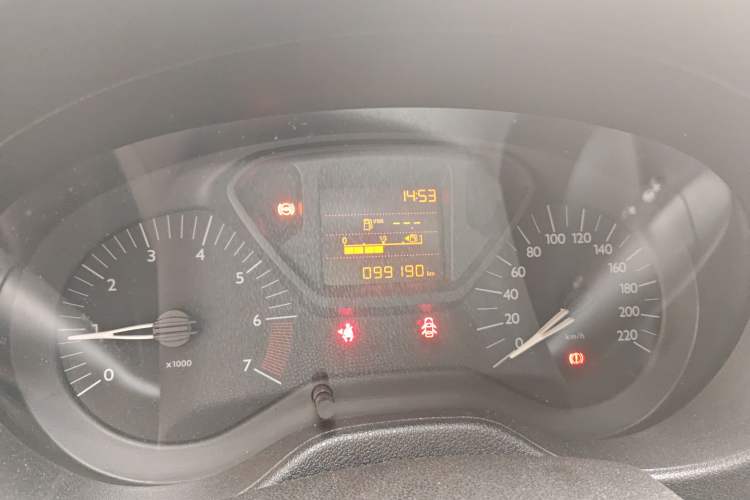 Used Citroen Elysee 2015 Zhishang Edition 1.6L Manual Fashion Model Odometer Close Up