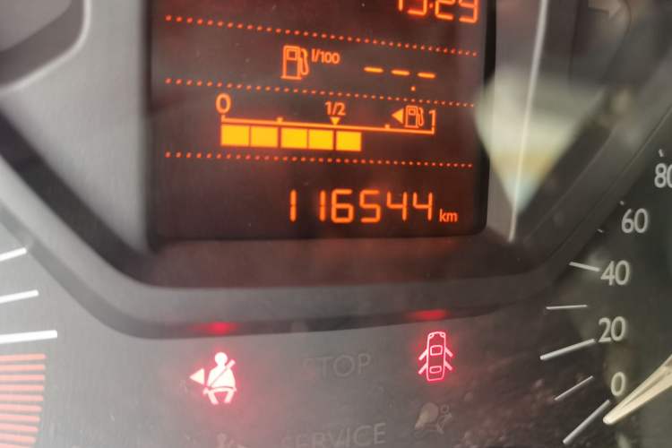 Used Citroen Elysee 2015 Zhishang Edition 1.6L Manual Fashion Model Odometer Close Up