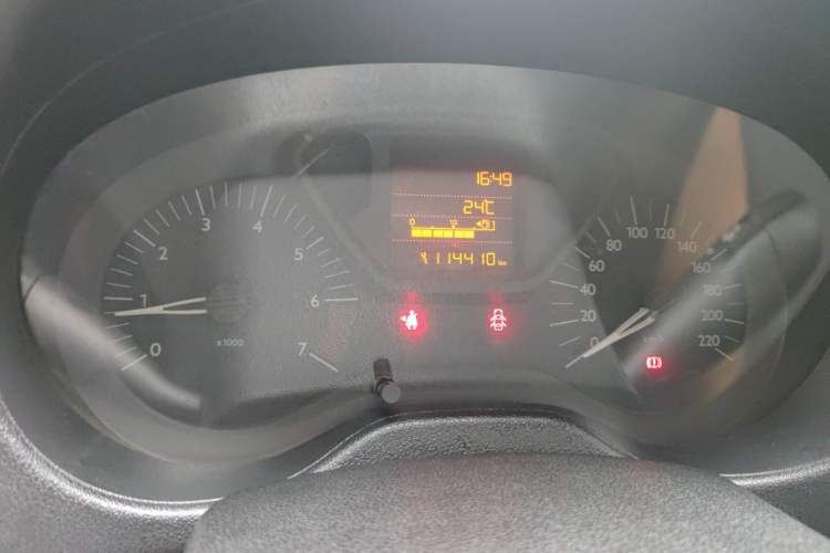 Used Citroen Elysee 2015 Zhishang Edition 1.6L Manual Fashion Model Odometer Close Up