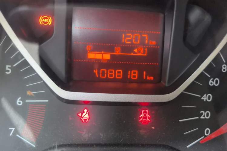 Used Citroen Elysee 2015 ZhiShang Edition 1.6L Manual Comfort Model Odometer Close Up