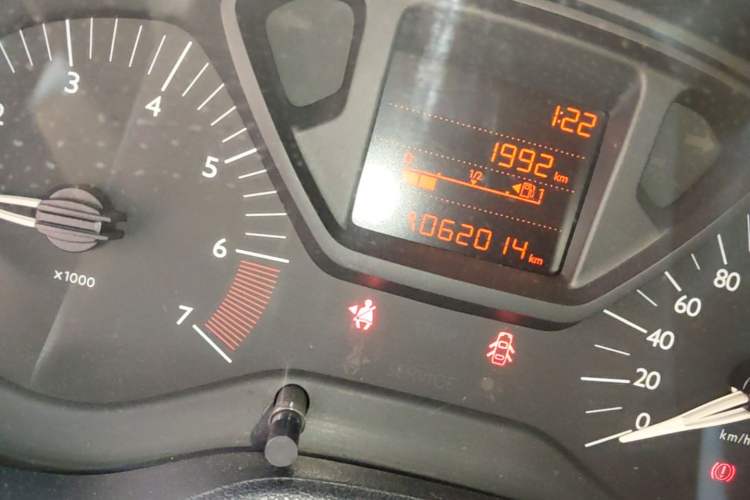 Used Citroen Elysee 2015 Zhishang Edition 1.6L Manual Fashion Model Odometer Close Up