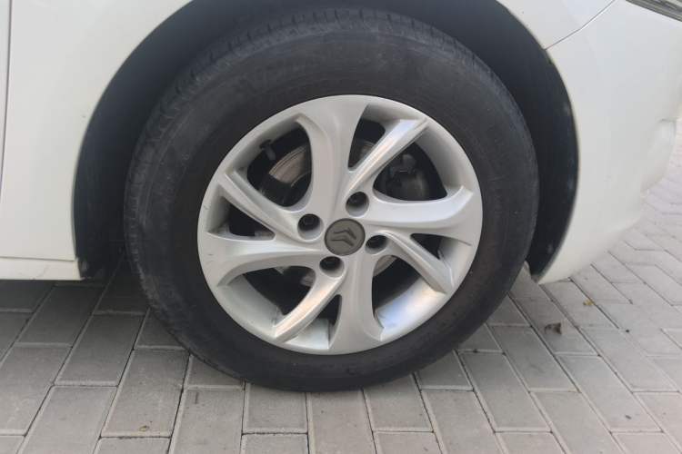 Used Citroen Elysee 2015 Zhishang Edition 1.6L Manual Fashion Model Right Front Wheel Hub