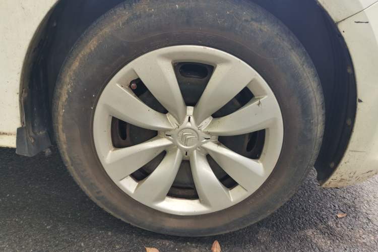 Used Citroen Elysee 2015 Zhishang Edition 1.6L Manual Fashion Model Right Front Wheel Hub