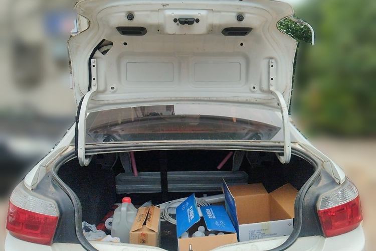 Used Citroen Elysee 2015 Zhishang Edition 1.6L Manual Fashion Model Trunk
