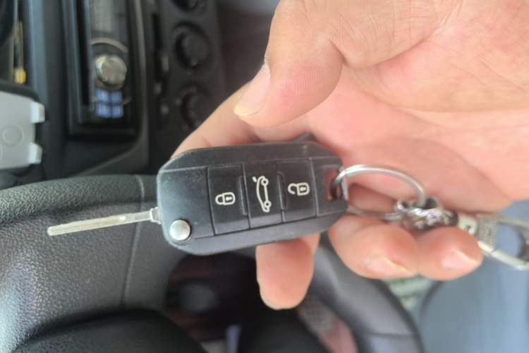 Used Citroen Elysee 2015 Zhishang Edition 1.6L Manual Fashion Model Vehicle Key