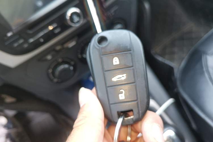 Used Citroen Elysee 2015 Zhishang Edition 1.6L Manual Fashion Model Vehicle Key