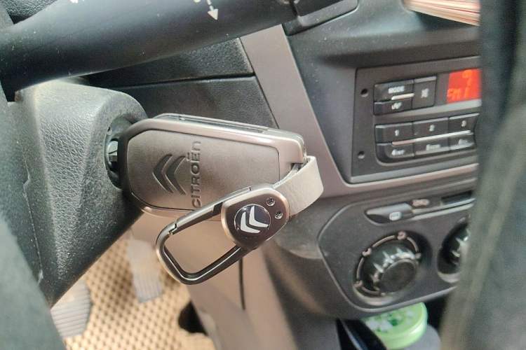 Used Citroen Elysee 2015 Zhishang Edition 1.6L Manual Fashion Model Vehicle Key