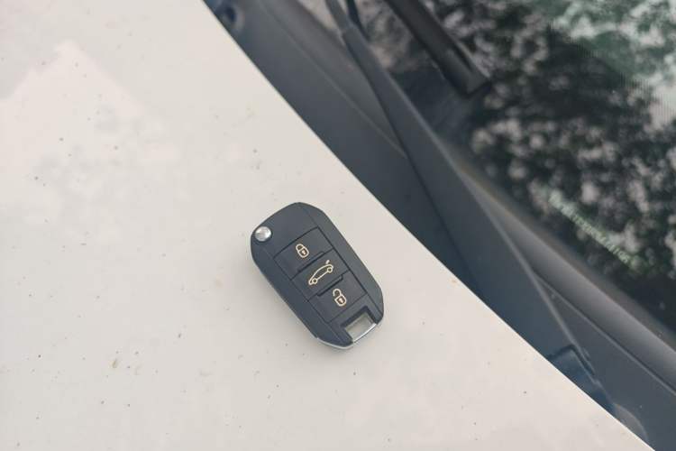 Used Citroen Elysee 2015 Zhishang Edition 1.6L Manual Fashion Model Vehicle Key