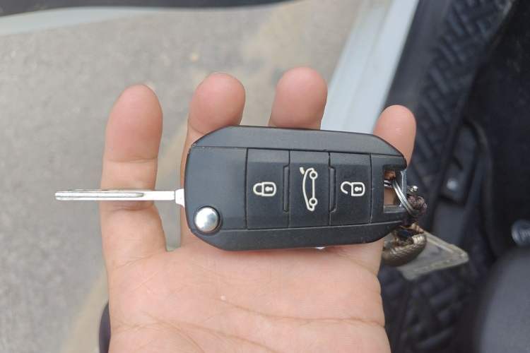 Used Citroen Elysee 2015 Zhishang Edition 1.6L Manual Fashion Model Vehicle Key