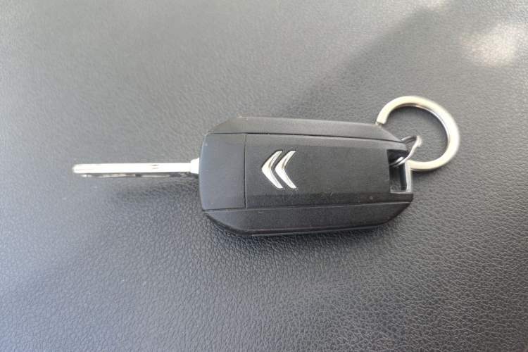 Used Citroen Elysee 2015 Zhishang Edition 1.6L Manual Fashion Model Vehicle Key
