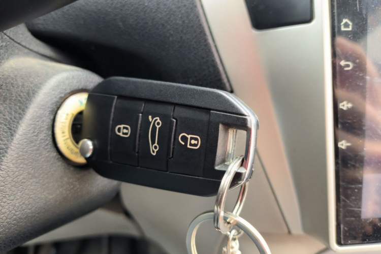 Used Citroen Elysee 2015 Zhishang Edition 1.6L Manual Fashion Model Vehicle Key