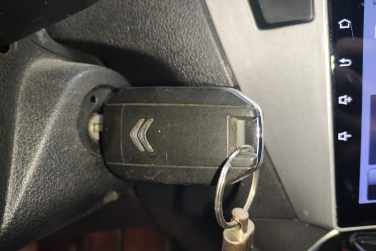 Used Citroen Elysee 2015 Zhishang Edition 1.6L Manual Fashion Model Vehicle Key