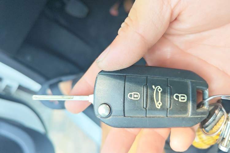 Used Citroen Elysee 2015 Zhishang Edition 1.6L Manual Fashion Model Vehicle Key