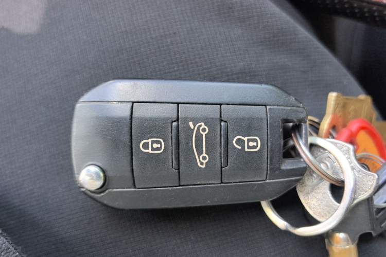 Used Citroen Elysee 2015 ZhiShang Edition 1.6L Manual Comfort Model Vehicle Key