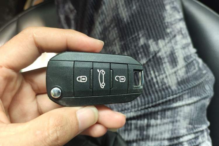 Used Citroen Elysee 2015 ZhiShang Edition 1.6L Manual Comfort Model Vehicle Key