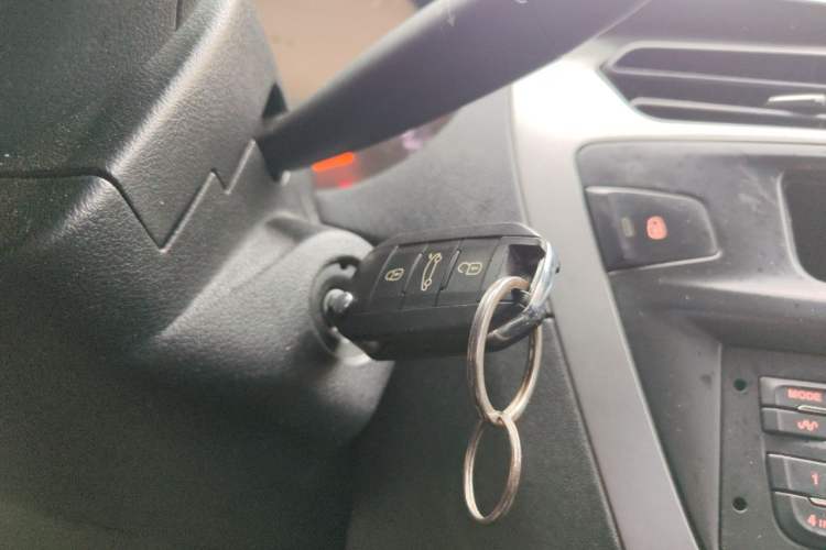 Used Citroen Elysee 2015 Zhishang Edition 1.6L Manual Fashion Model Vehicle Key
