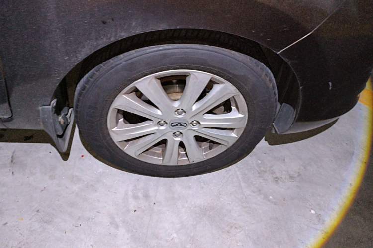 Used Cowin C3 2015 1.5L AMT Gold Diamond Edition Right Front Wheel Hub