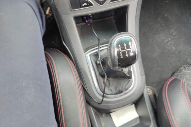 Used Cowin C3 2015 1.5L Manual Gold Diamond Edition Gear Lever