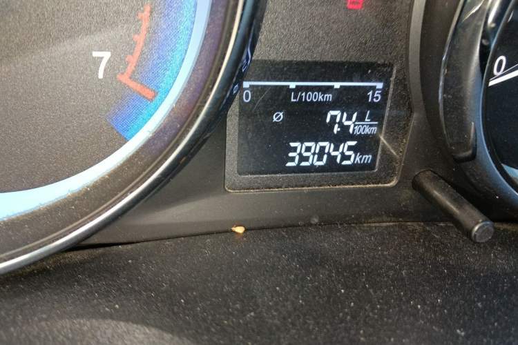 Used Cowin C3 2015 1.5L Manual Gold Diamond Edition Odometer Close Up