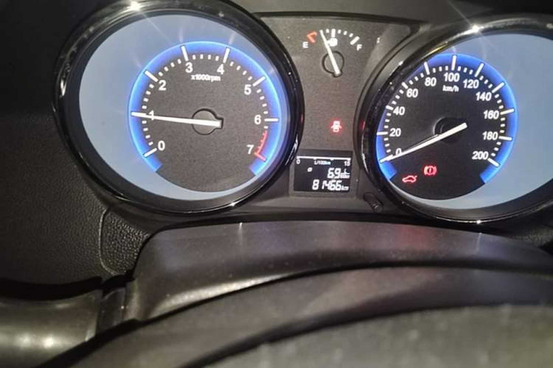 Used Cowin C3 2015 1.5L Manual Gold Diamond Edition Odometer Close Up
