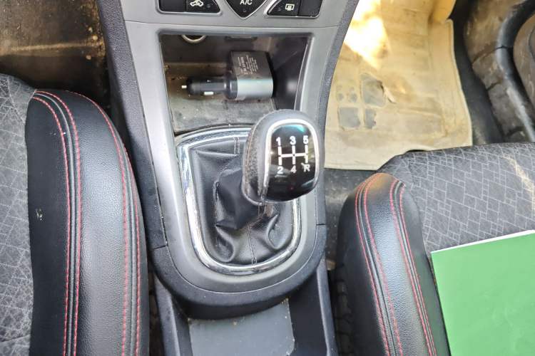 Used Cowin C3 2015 1.5L Manual Gold Diamond Edition Gear Lever