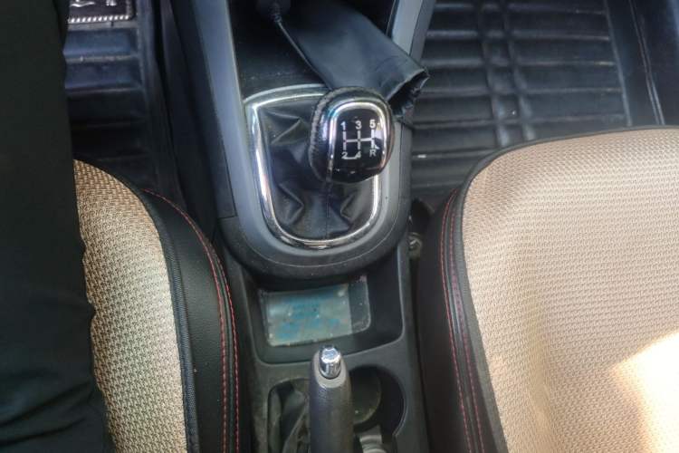 Used Cowin C3 2015 1.5L Manual Gold Diamond Edition Gear Lever